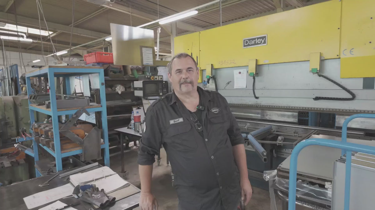Produktion: 1-mm-Blechrohlinge werden präzise gekantet