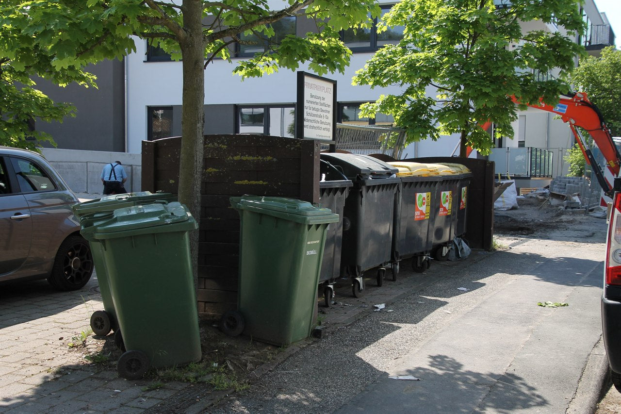 Offen stehende Müllcontainer