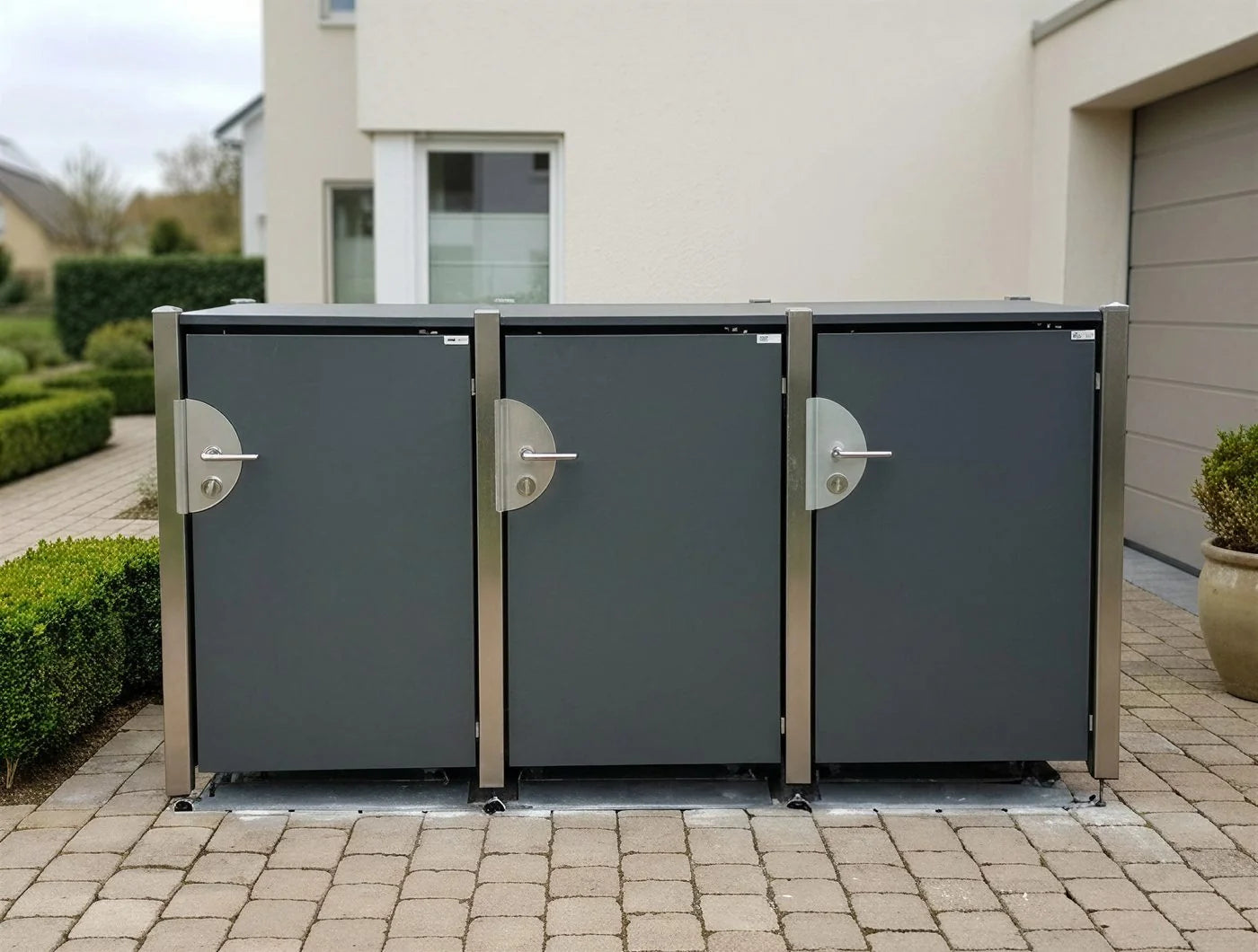 Dreifach-Anlage HALABOX Modular in Anthrazit vor einer Hauseinfahrt