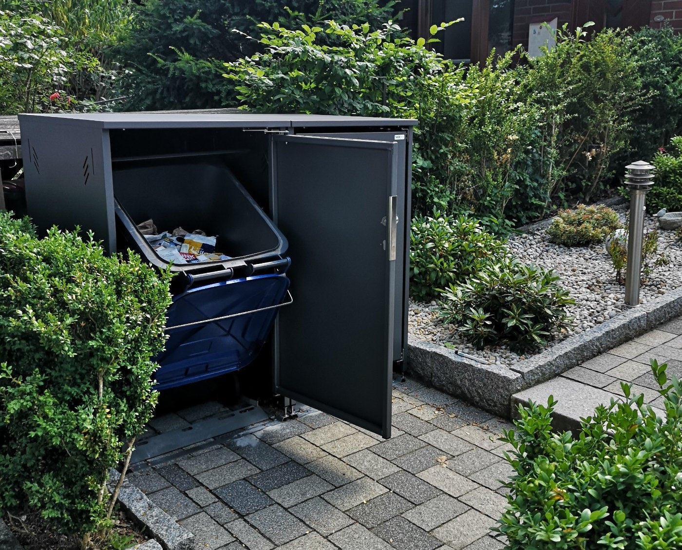 Geöffnete HALABOX Modular mit ausgefahrener Mülltonne