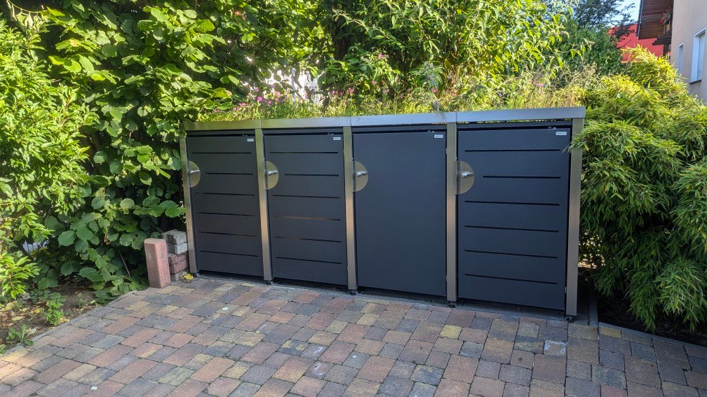 Vierfach-Anlage HALABOX Modular mit Türdesign und bepflanzter Dachwanne