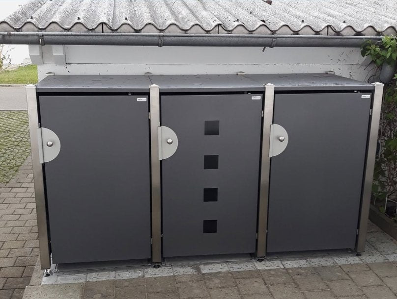 Dreifach-Anlage HALABOX Modular in Anthrazit mit Quadrat-Lasermuster unter einem Vordach