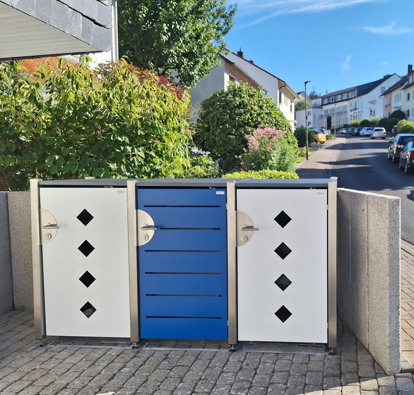 HALABOX Modular mit Rauten-Lasermuster und Türen in Weiß und Blau