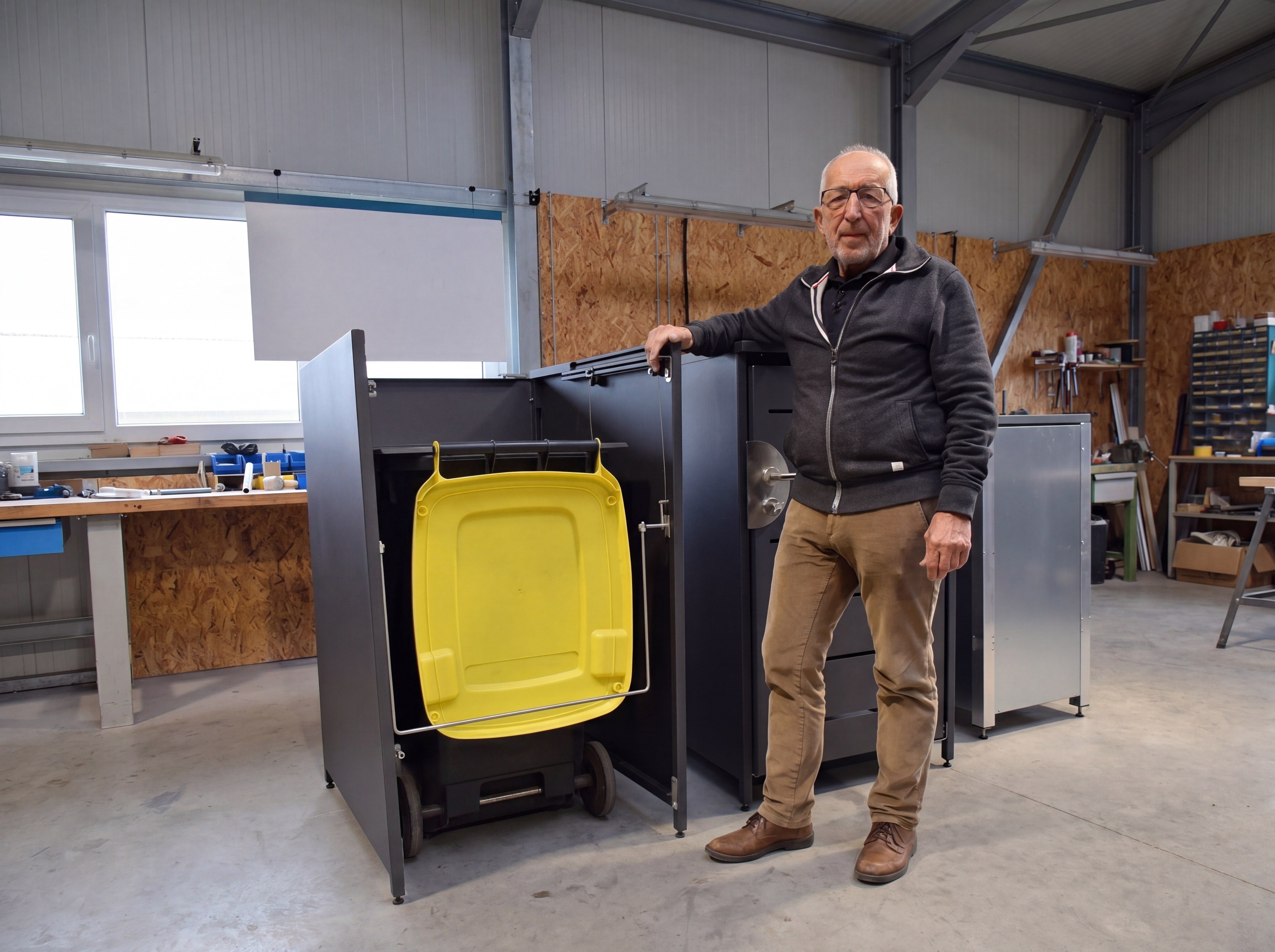 Erich Neuland an einer HALA Mülltonnenbox