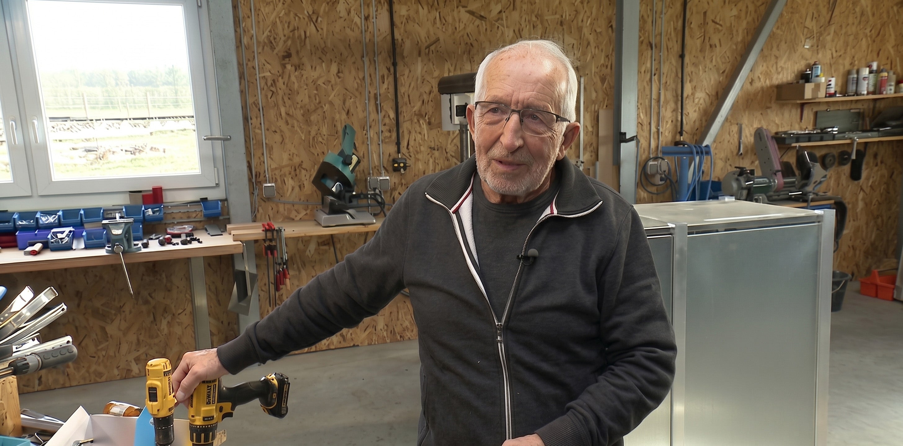Erich Neuland in der Hala GmbH Werkhalle in Lauterbach mit einer HALA Mülltonnenbox