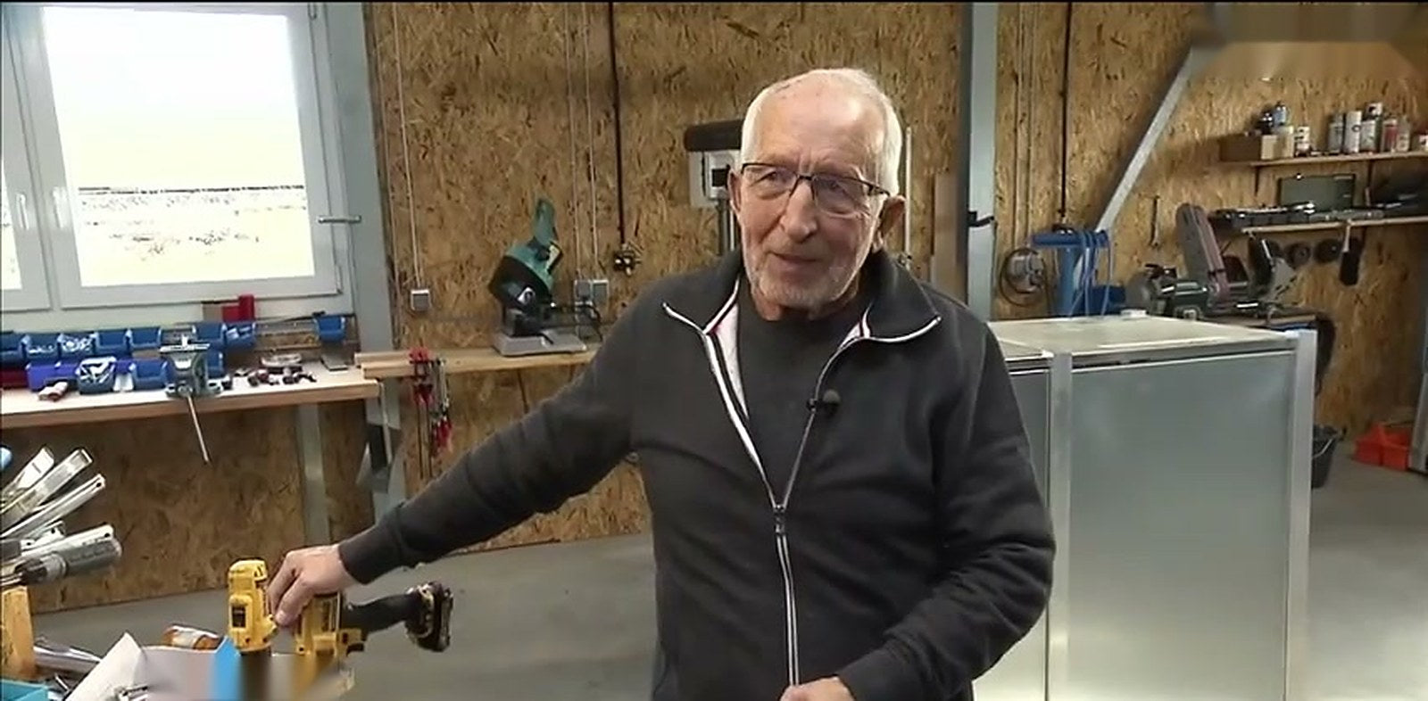 Erich Neuland in der Hala GmbH Werkhalle in Lauterbach mit einer HALA Mülltonnenbox
