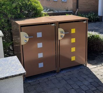 Zwei HALABOX Kompakt 120 in RAL 8025 mit Quadraten