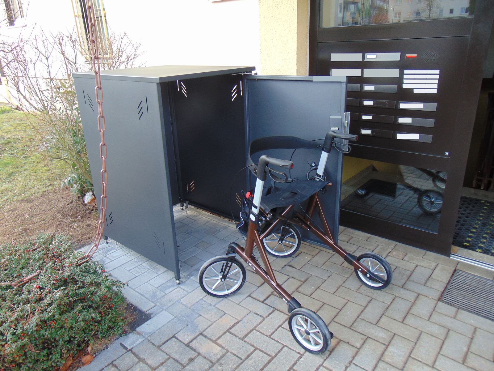 HALABOX Rollatorbox mit Gehwagen vor der Haustür